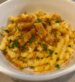 mac &amp; cheese with crispy chicken skin